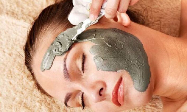 Aplicando uma máscara para rejuvenescimento