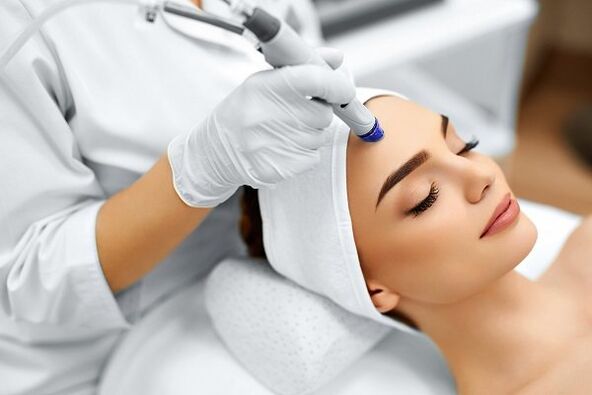 A garota é feita pelo procedimento de rejuvenescimento