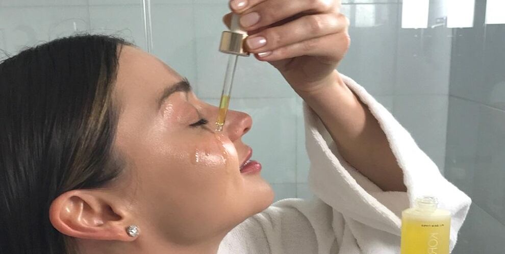 Usando óleos para rejuvenescimento facial