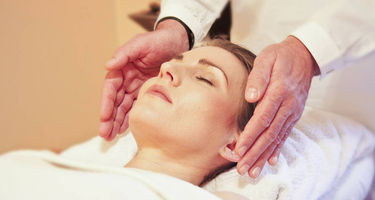 massagem facial de contorno como forma de rejuvenescimento