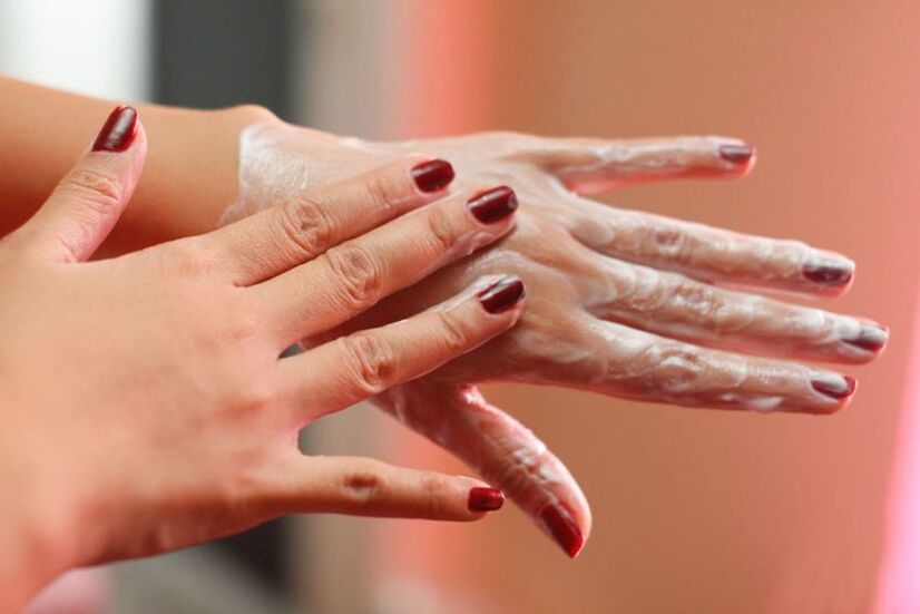 aplicando creme nas mãos para rejuvenescimento da pele