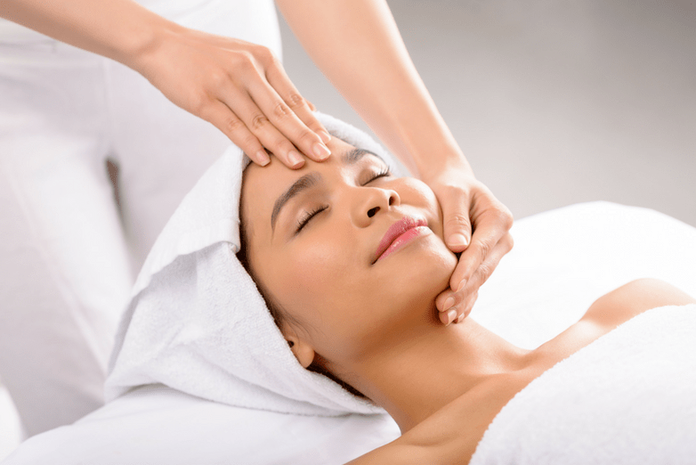 A massagem é um dos métodos de rejuvenescimento da pele do rosto e do corpo